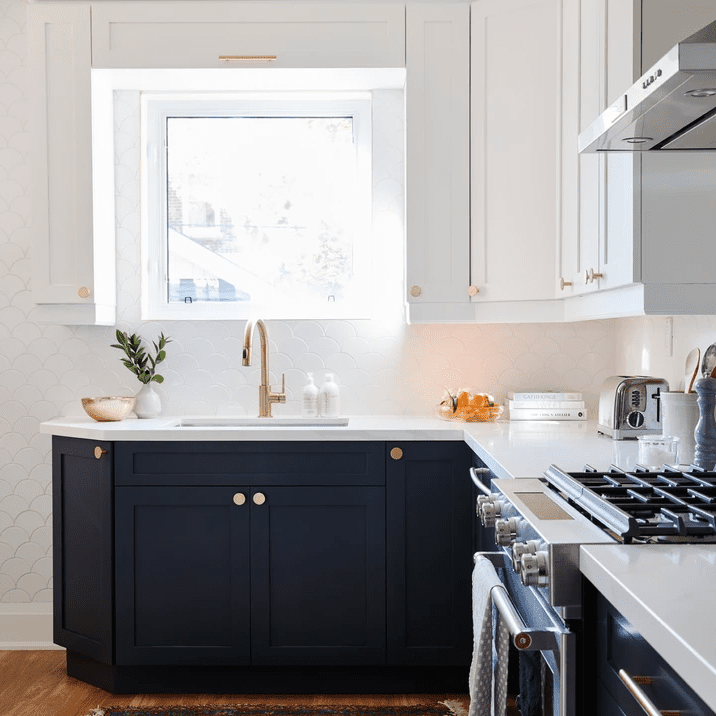 带有海军橱柜和深红地毯的厨房