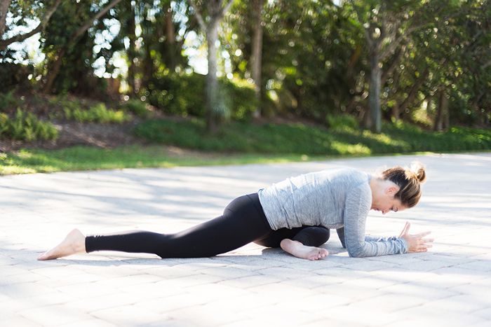 一个女人在鸽姿势