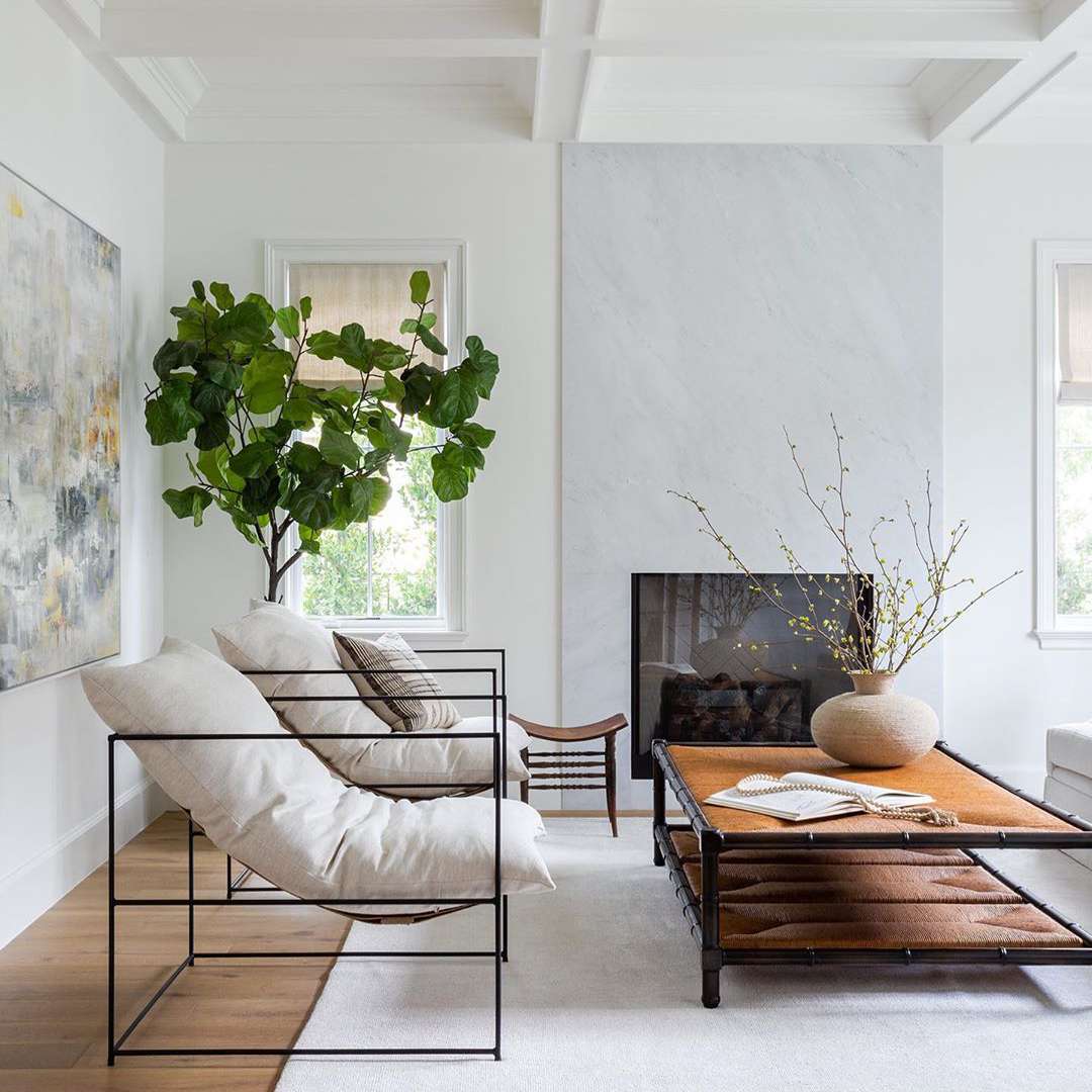 配有金属椅子的现代客厅