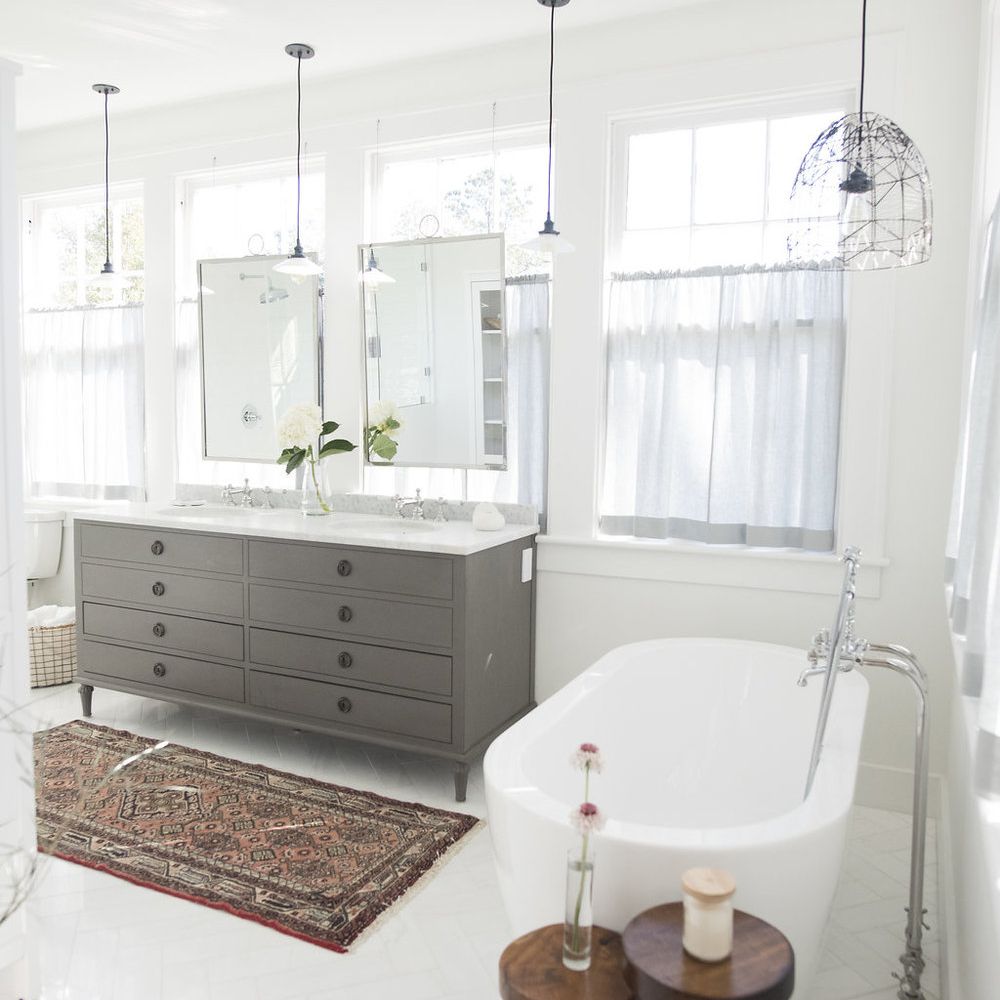 浴室有桶和梳妆台