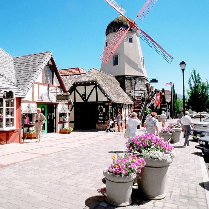 阳光明媚的一天，在加利福尼亚州索尔旺市的一座风车