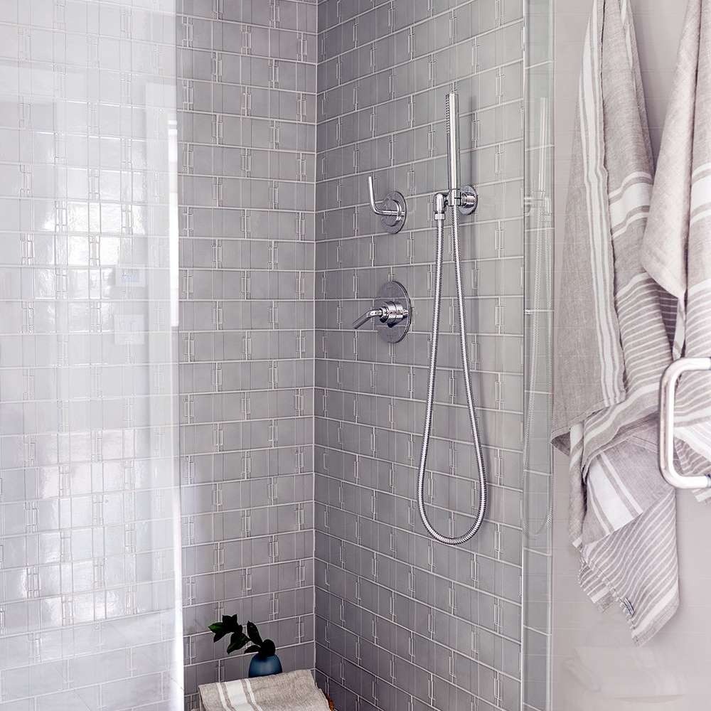 淋浴着灰色瓷砖