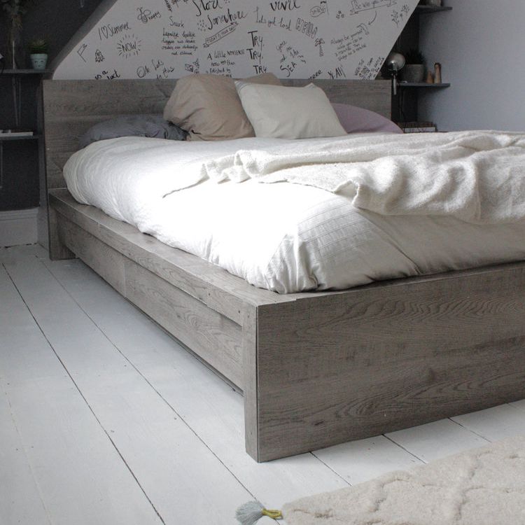 灰色乙烯基木板打扮马尔默床架