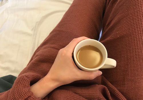 降落伞休息室集回顾 - 拿着一杯咖啡在床上休息集