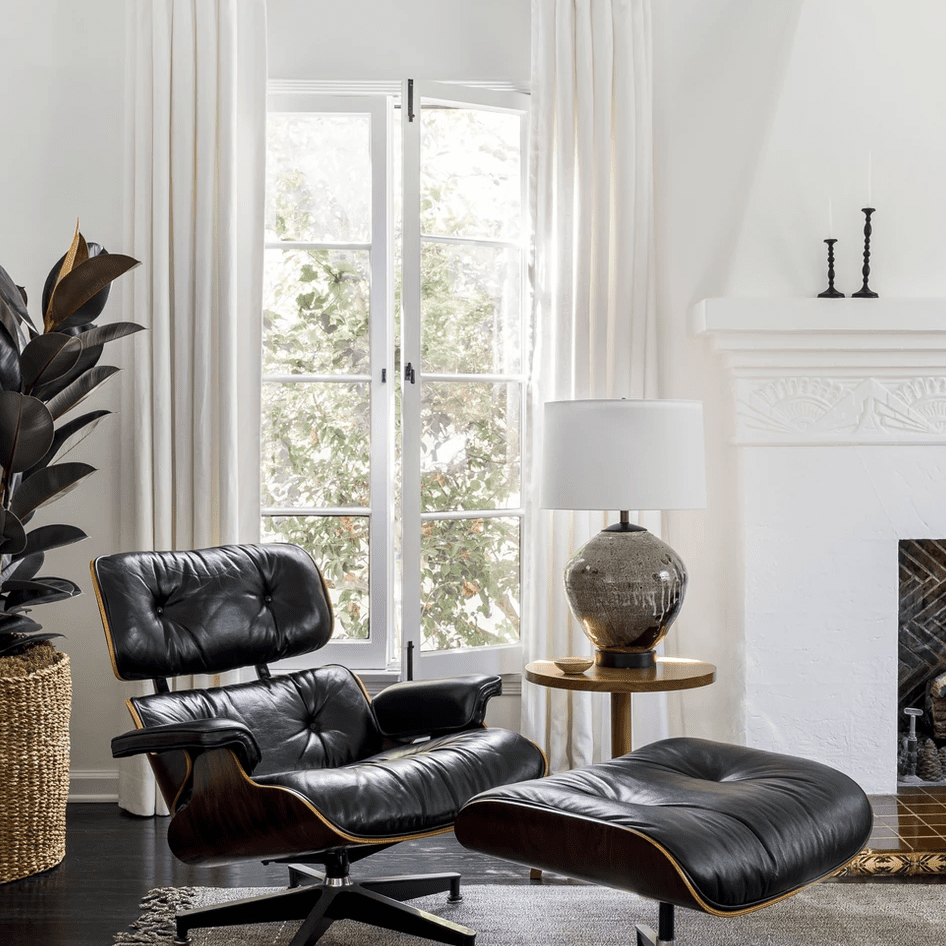 经典皮革躺椅，配有匹配的奥斯曼。