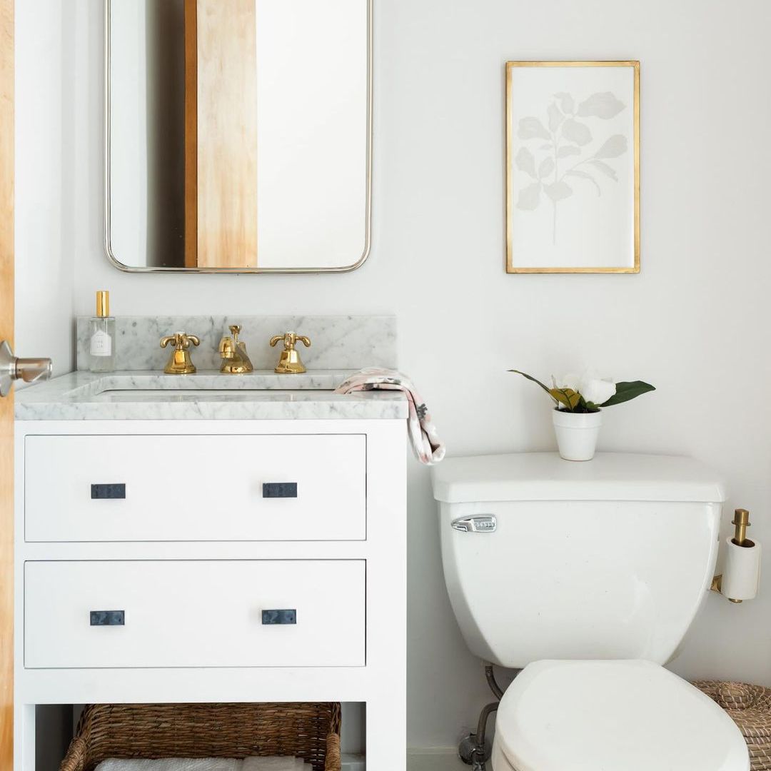 浴室有白色和大理石的梳妆台