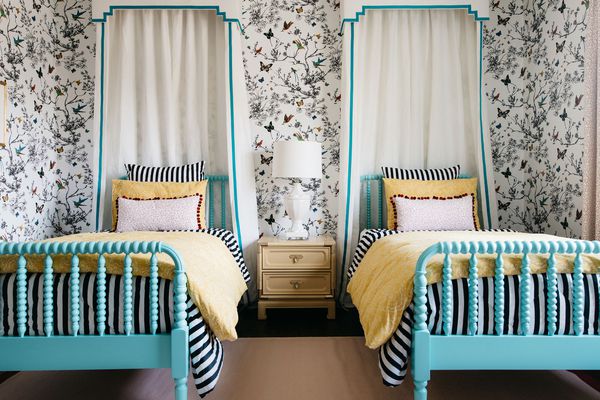 卧室配有两个双床棚床，异想天开的壁纸和黄色寝具。