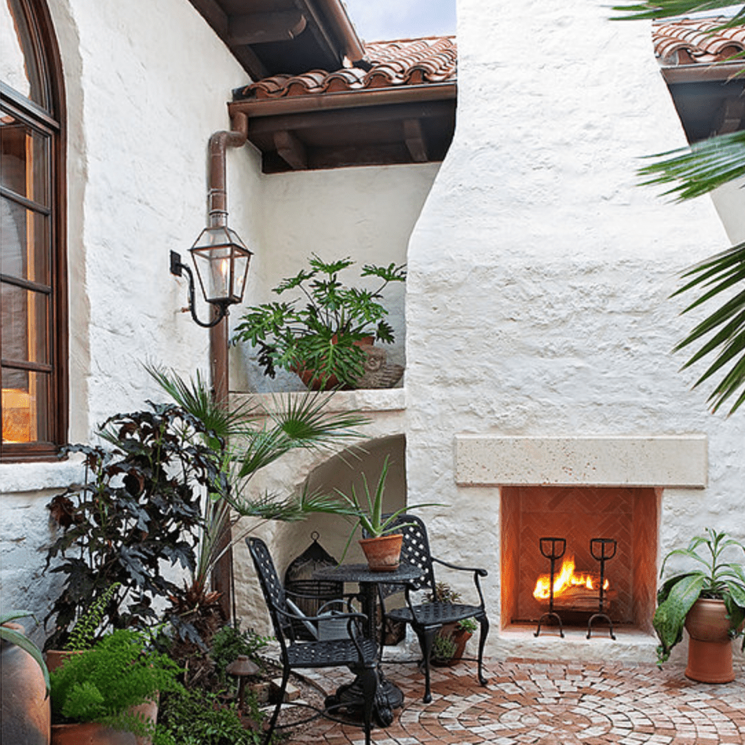 一个白色灰泥户外壁炉，高大的烟囱，似乎内在它背后的家里