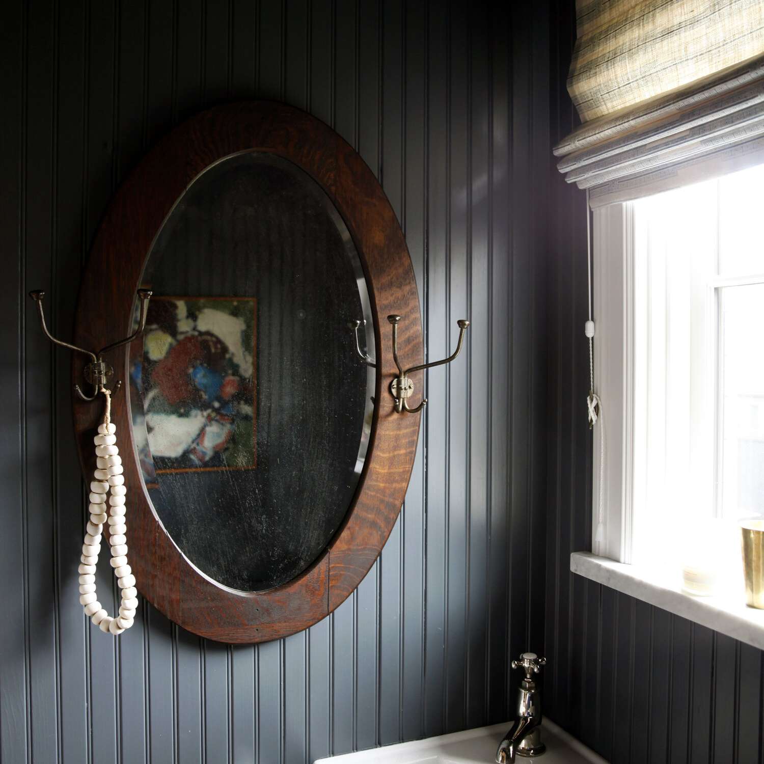 海军蓝航海珠板浴室。