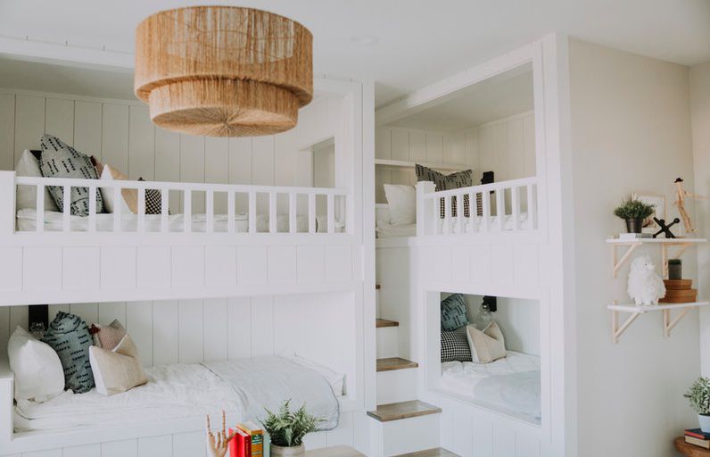 带有双层床的白色卧室