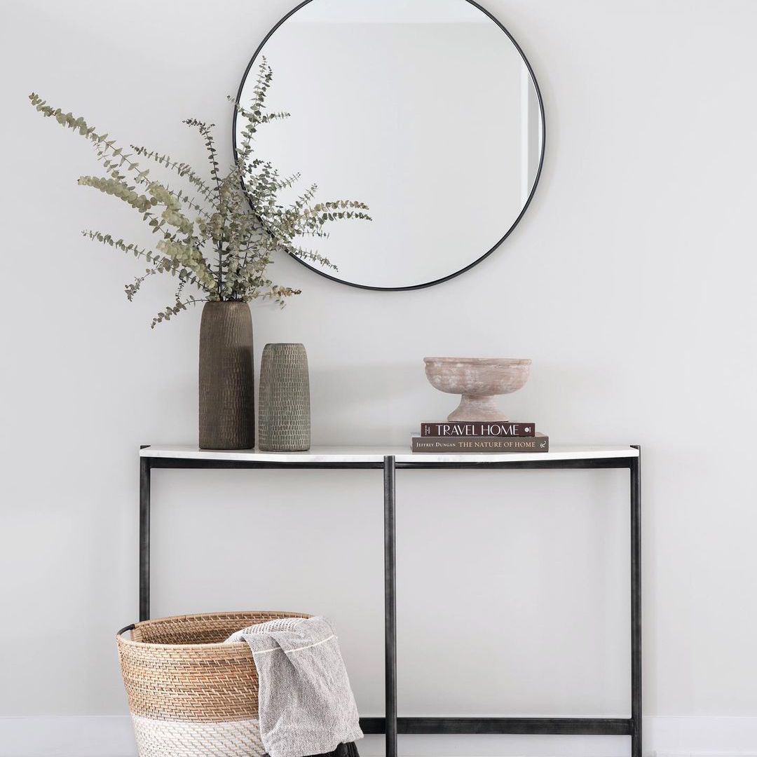 入口处的桌子上有一面镜子