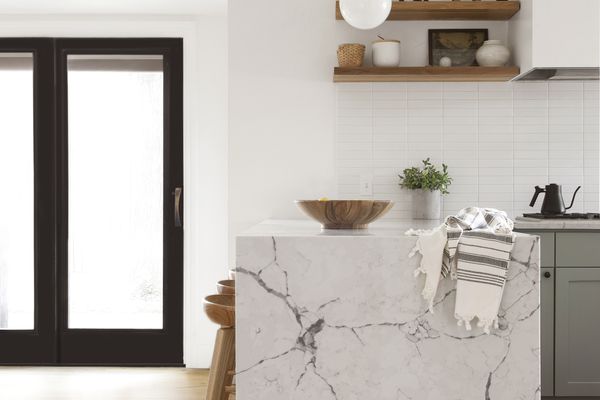 中世纪风格厨房的大理石瀑布台面