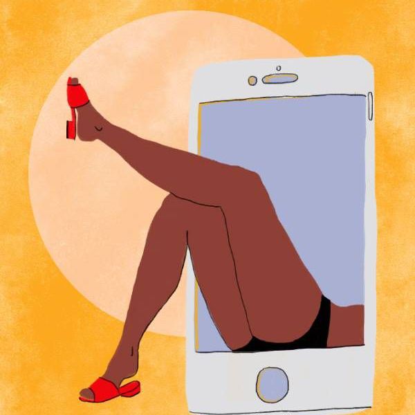 一个女人的腿从手机里伸出来的插图