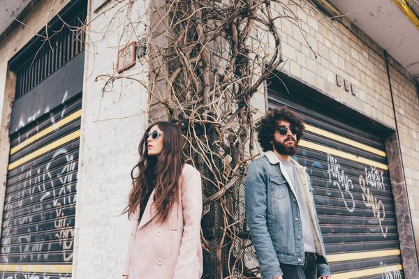 肖像的年轻男人和女人，站在街角，低视角
