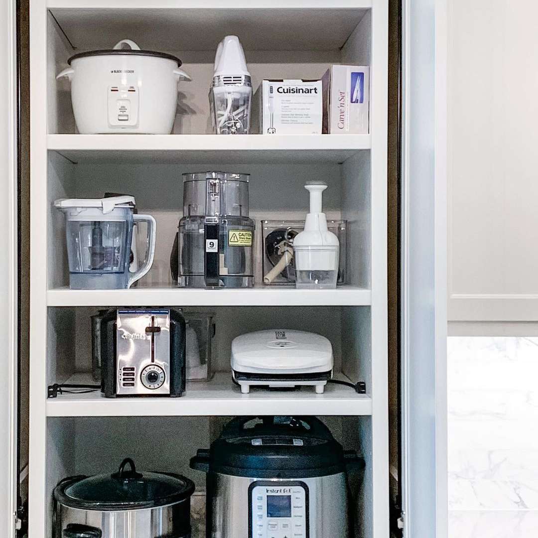 带有电器的厨柜