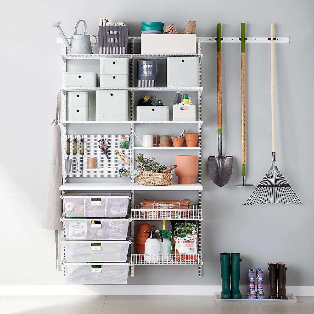白色的车库实用工具搁板组织