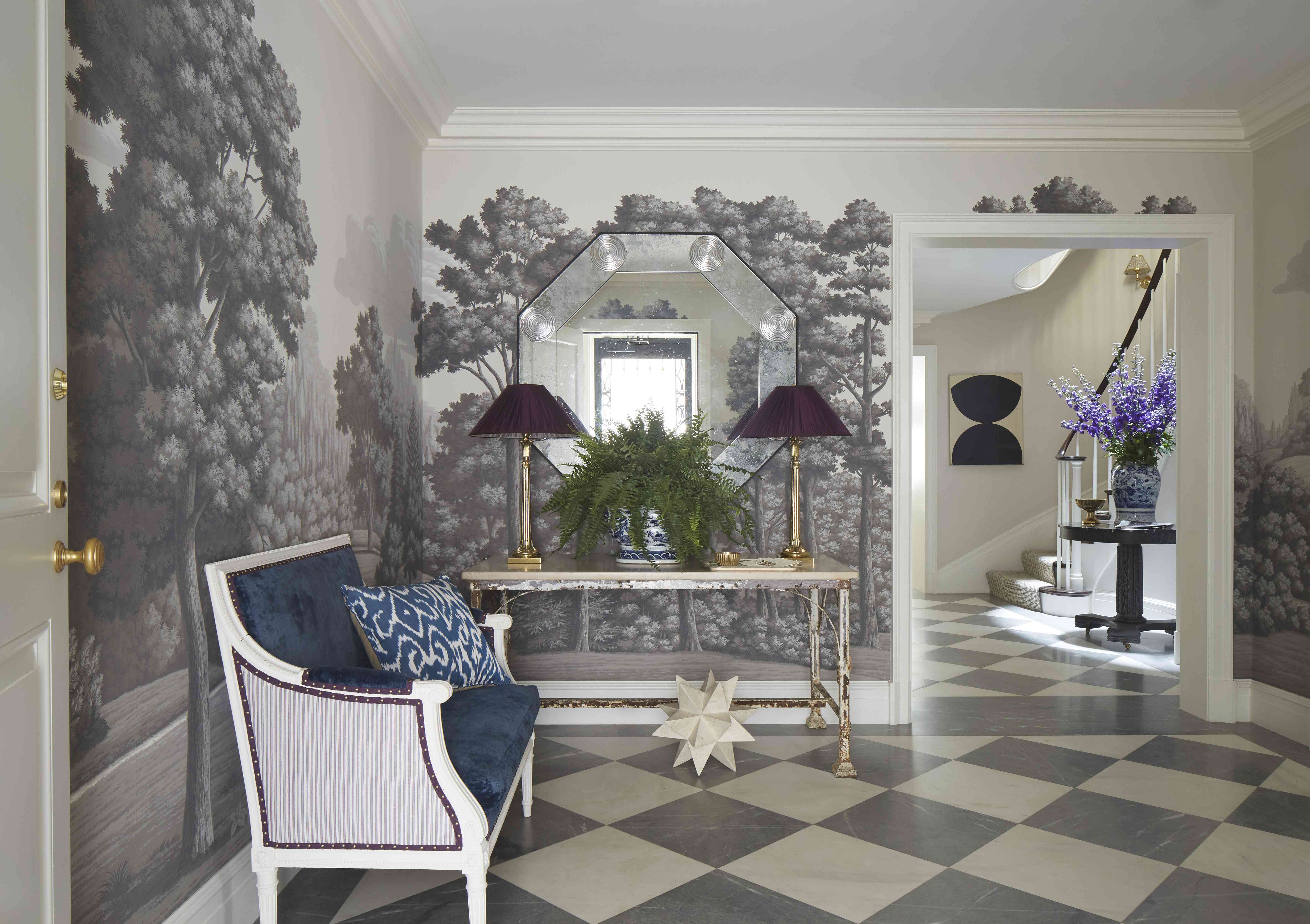 豪华的入口与大天鹅绒长凳。