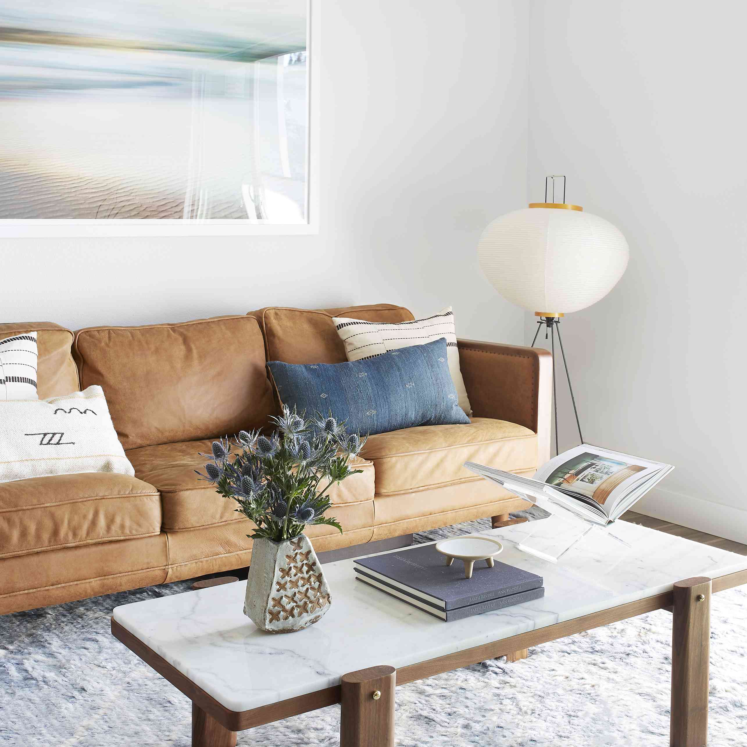 客厅沙发和装饰桌上。