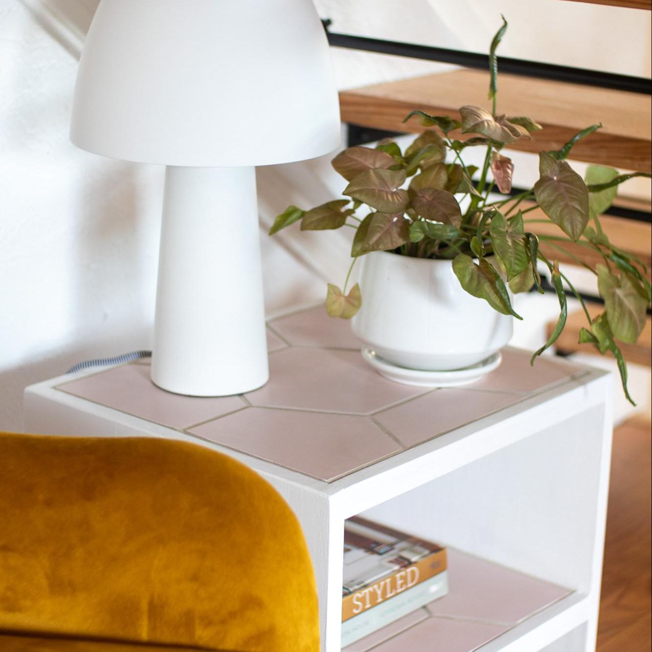 带有蘑菇灯的复古瓷砖床头柜。