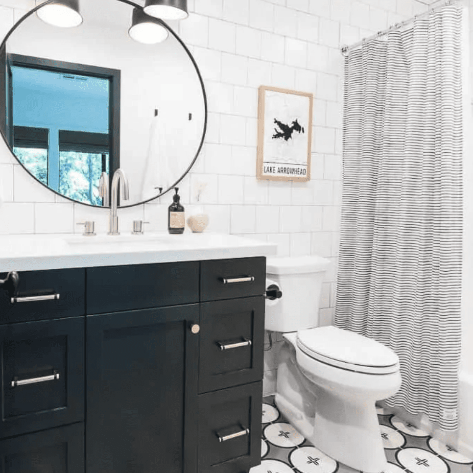 带粗体印花瓷砖的浴室和印花浴帘