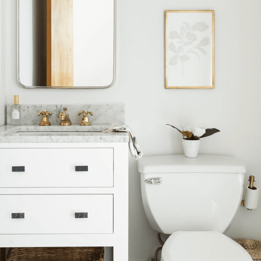 有逗人喜爱的花和艺术的小卫生间。