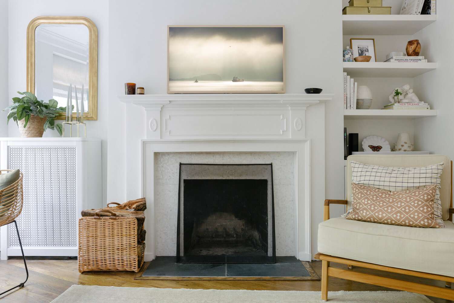 与柳条筐的壁炉壁炉架在它旁边。