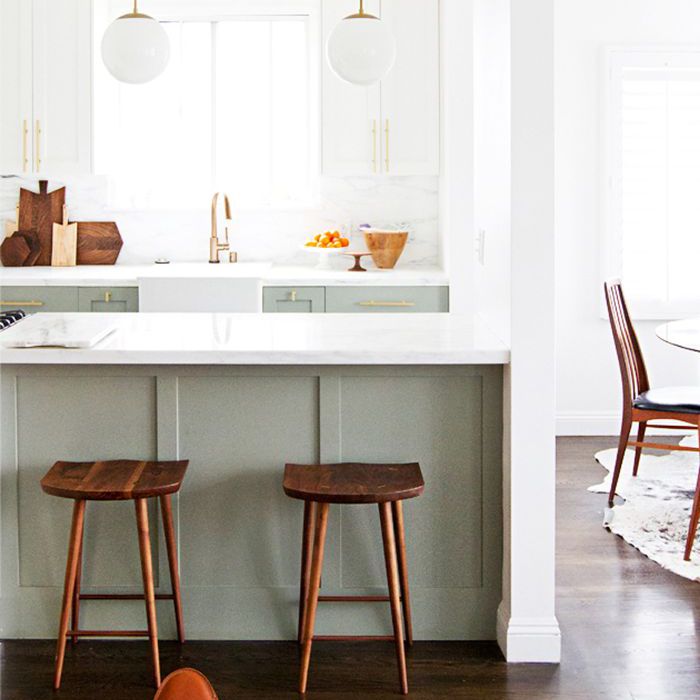 灰绿色的厨柜与全球灯饰挂件