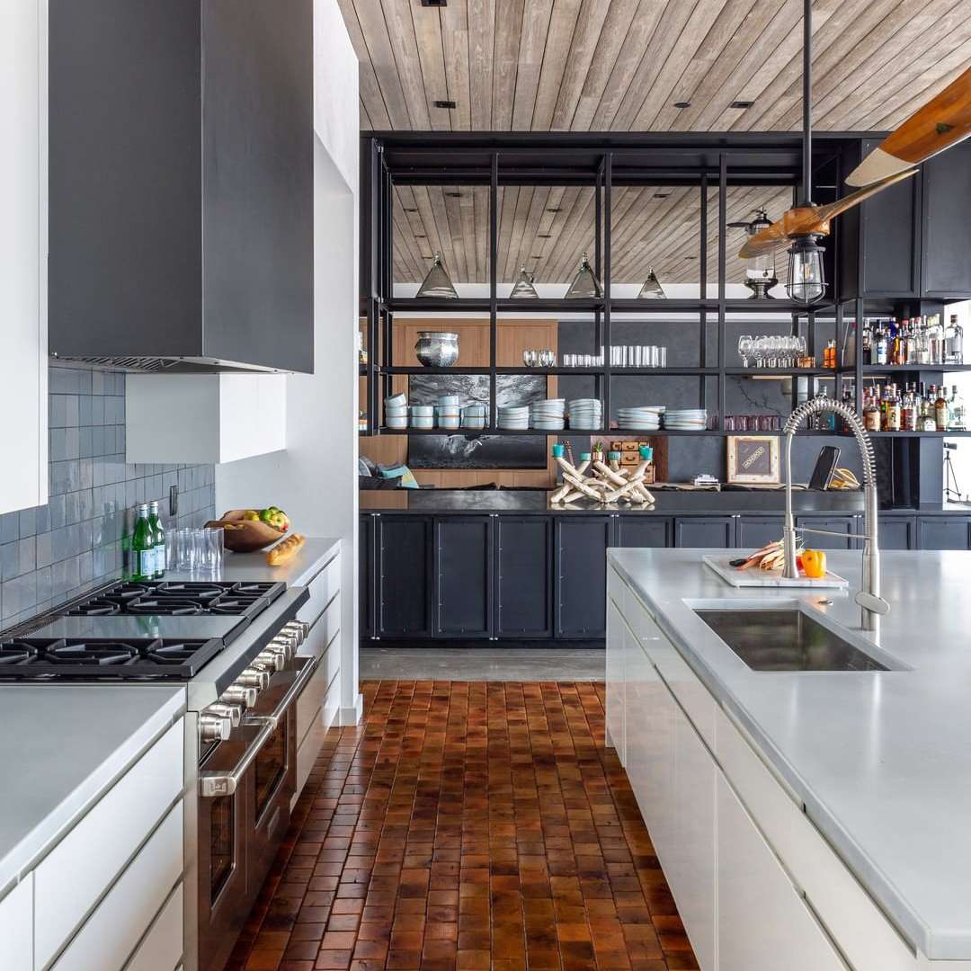 橙色瓷砖的厨房