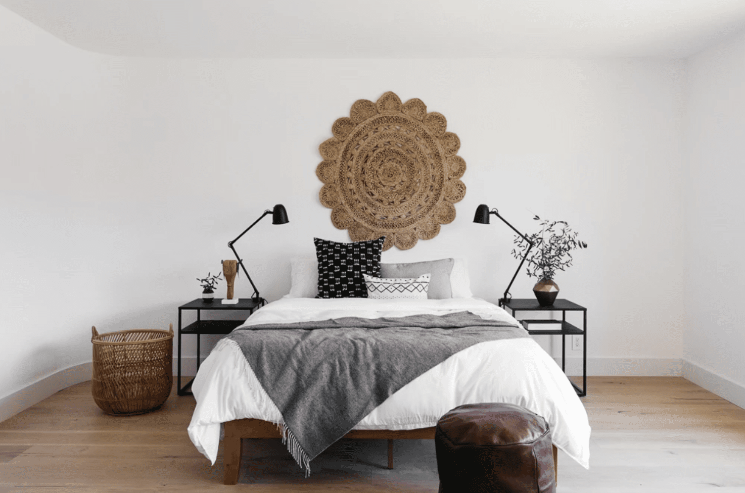 有两个床头柜和一个编织篮子的卧室