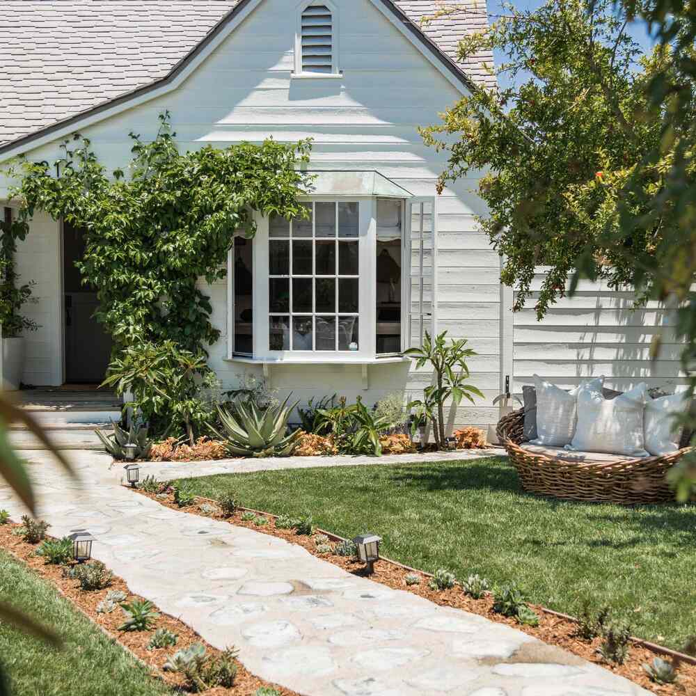 农舍风格的家，走道上点缀着多肉植物。