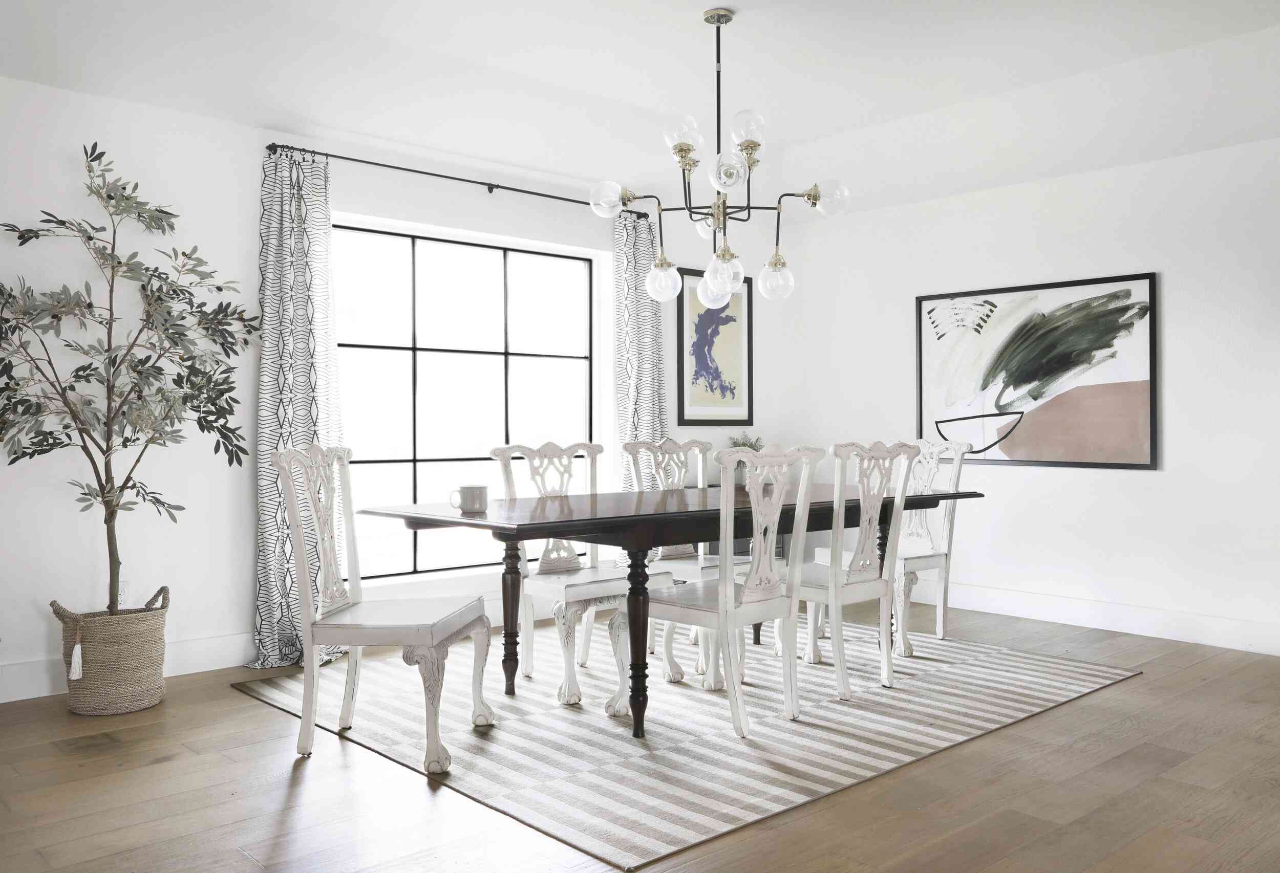 白色维多利亚式椅子包围的黑色餐桌