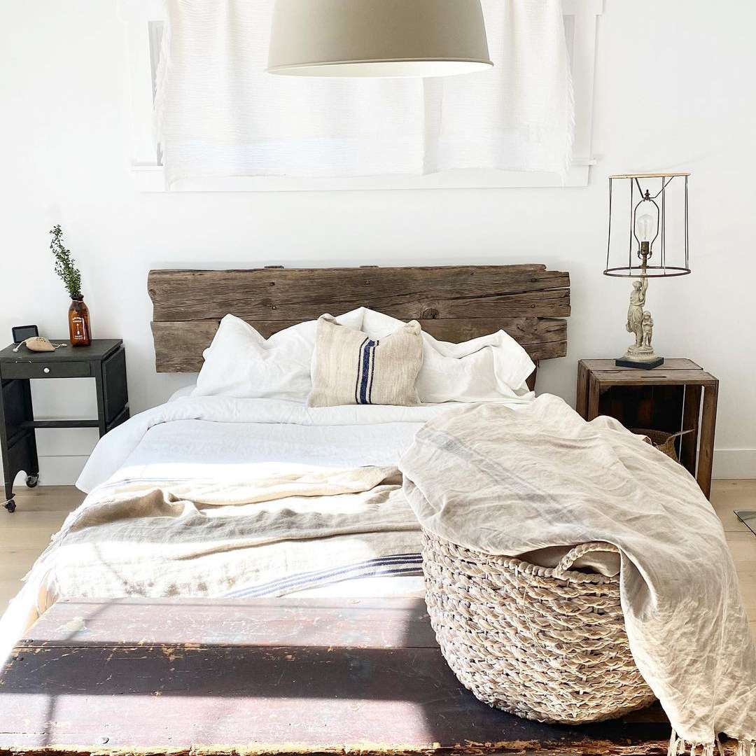 卧室配有天然木质床头板