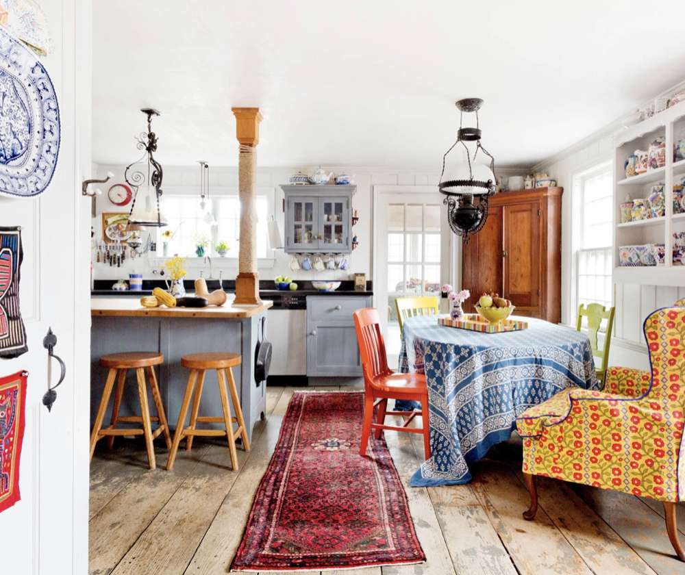 有很多带图案的纺织品和蓝色嵌入式家具的乡村厨房