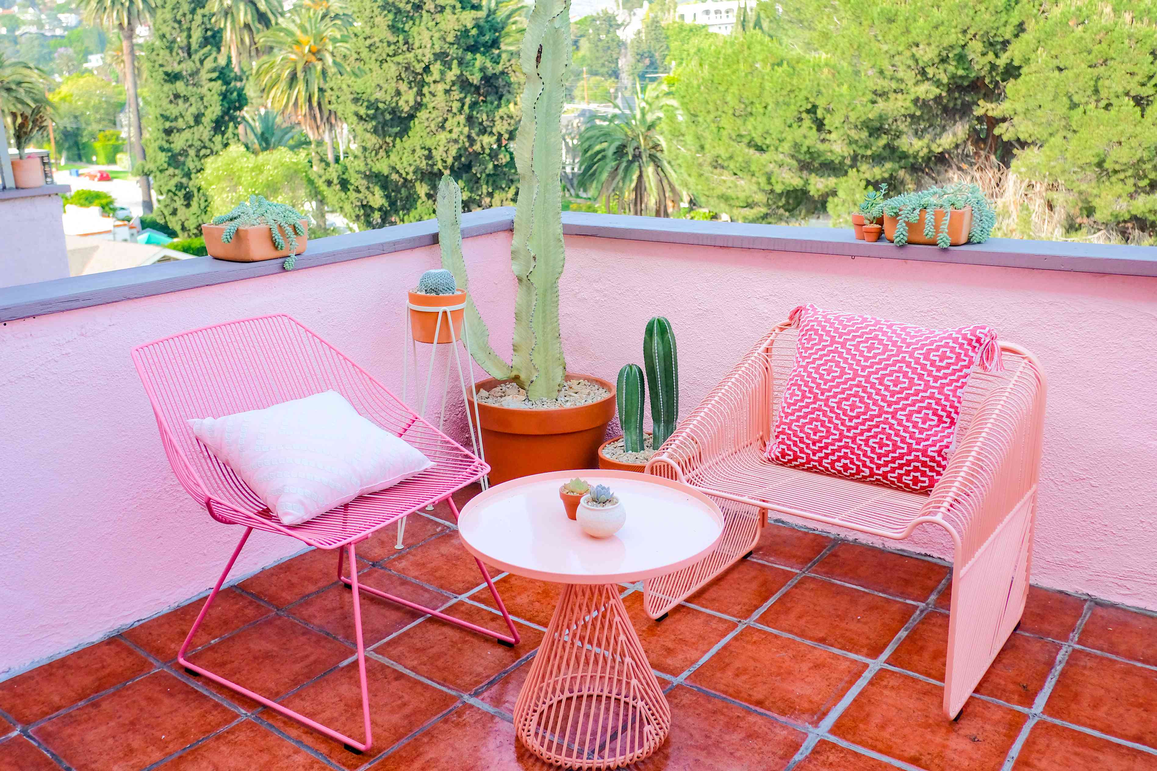 公寓庭院与大胆的颜色