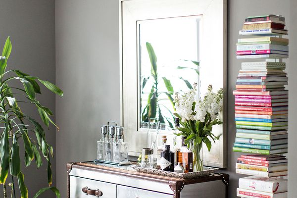 不锈钢梳妆台旁边是一摞高高的书。