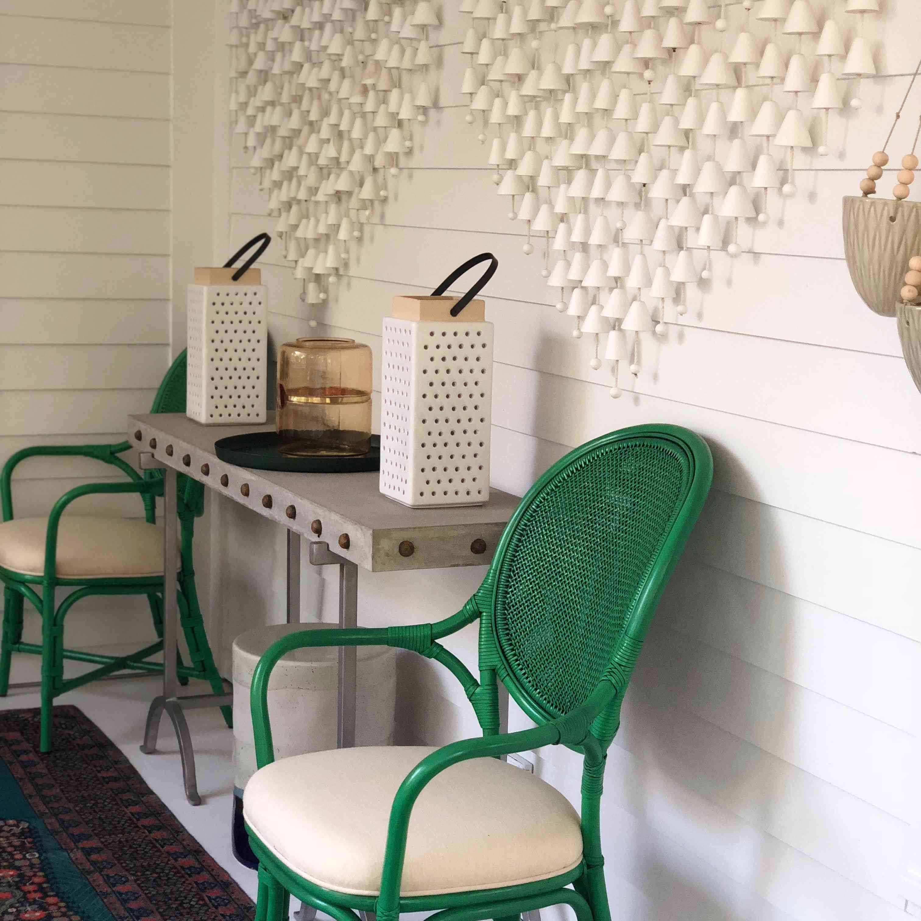 有绿色椅子的户外空间