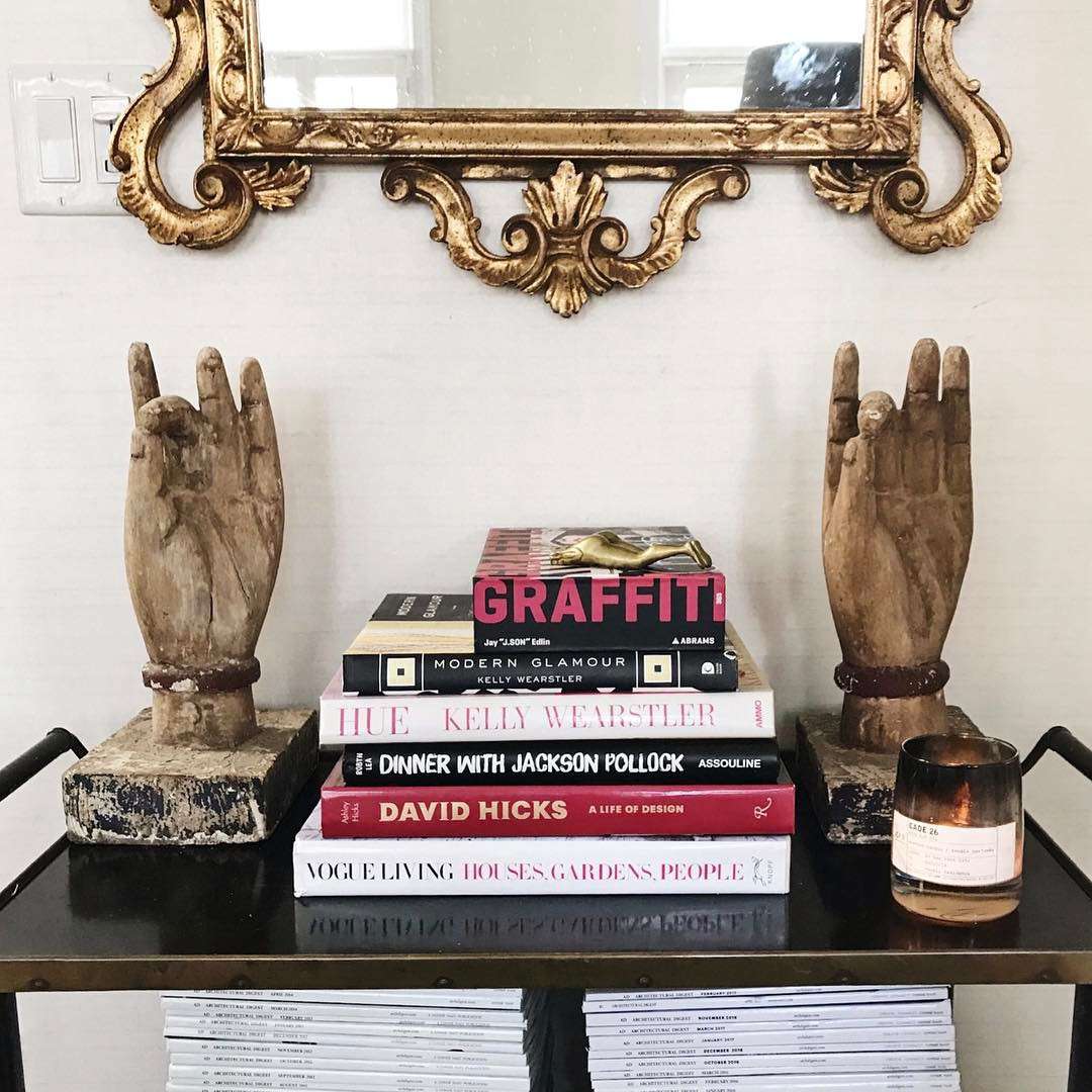 酒吧手推车的书籍和手工雕塑