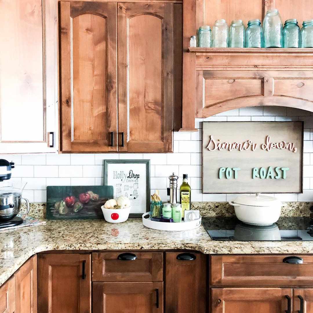 棕色厨房用棕色花岗岩