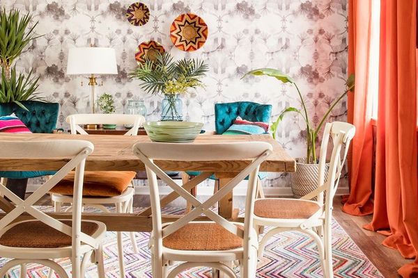 装饰着彩色地毯的餐厅。