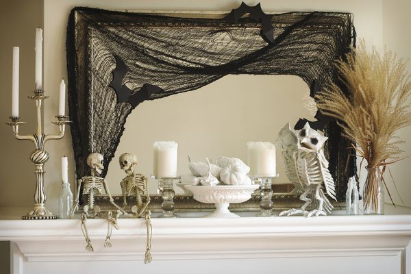 万圣节用骷髅和蜘蛛网装饰的怪异斗篷