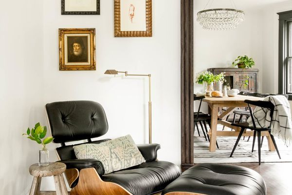 与eames椅子和艺术的角落在墙上