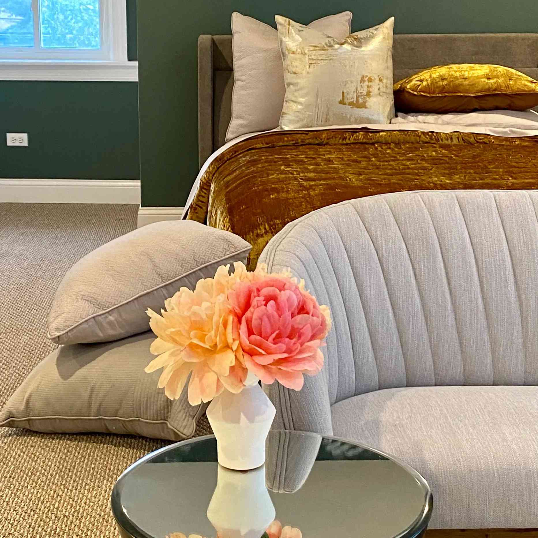 有天鹅绒床上用品和森林绿色墙壁的卧室。