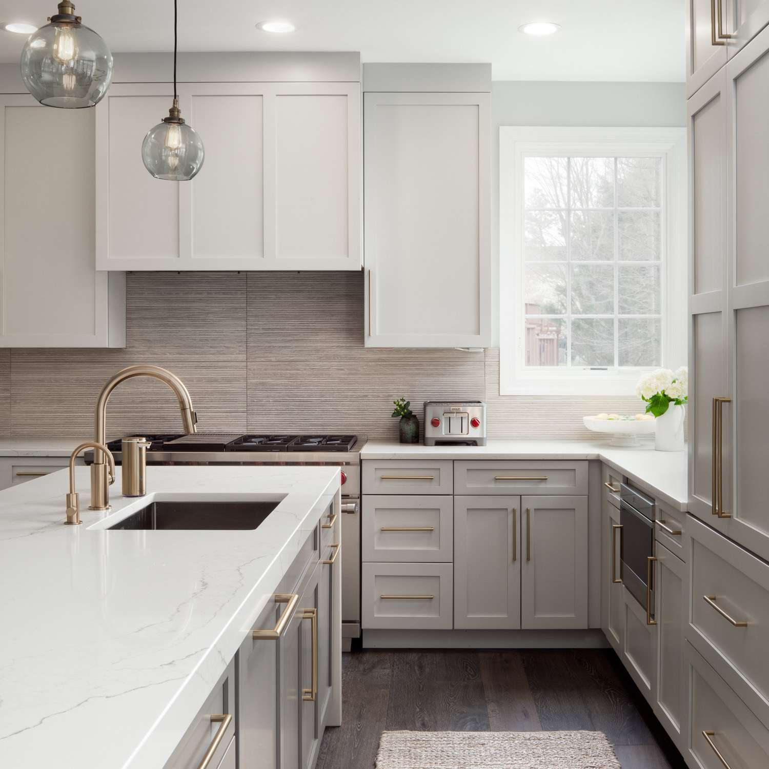 灰色厨房地毯在灰色厨房里