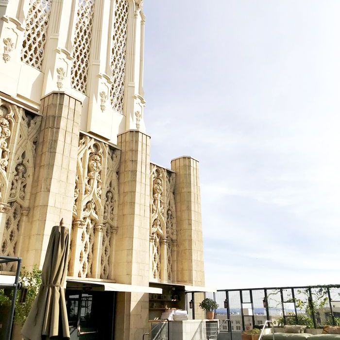 艾斯酒店的屋顶泳池