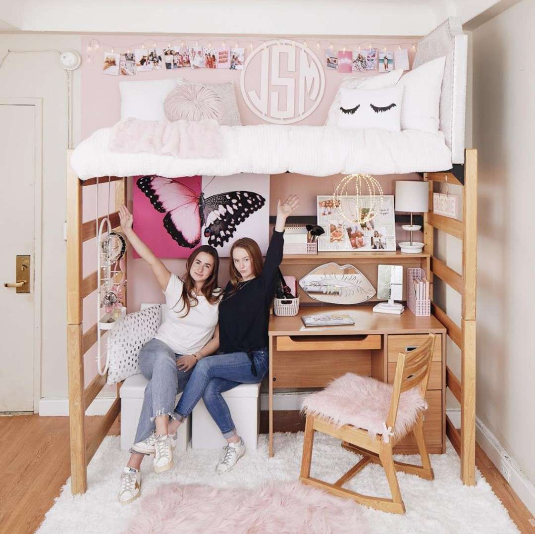 两个女孩在床上宿舍床下面。