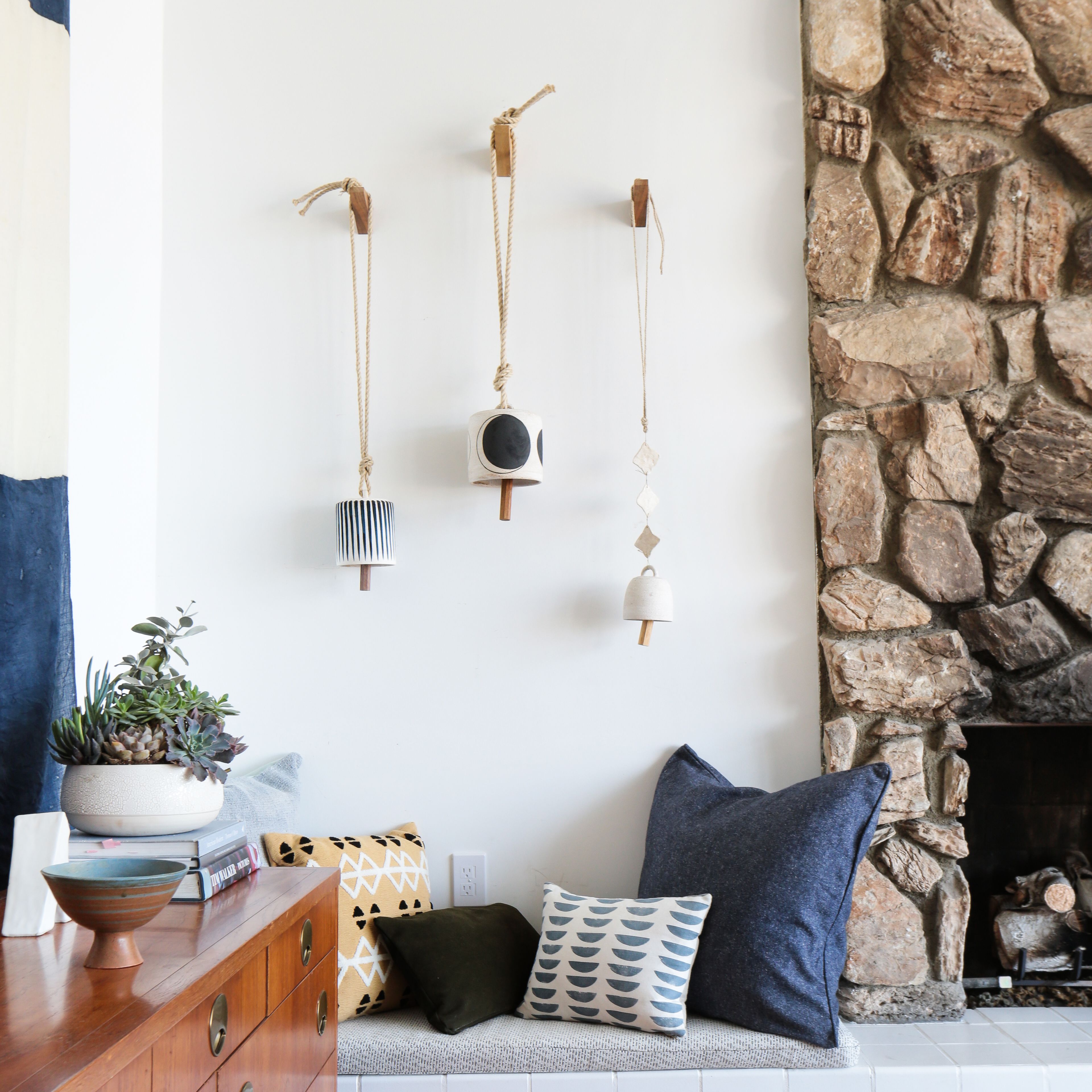 客厅长凳与壁炉枕头”class=