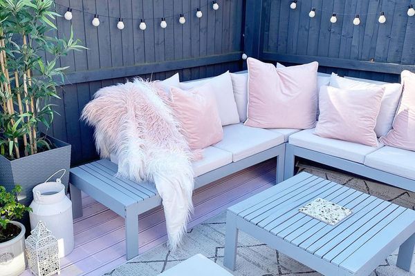 在室外长沙发的桃红色室外垫子。