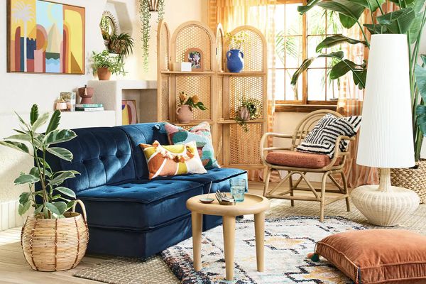 Boho有趣的客厅配有藤条家具