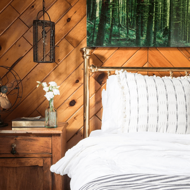 带白色床单的木镶板卧室