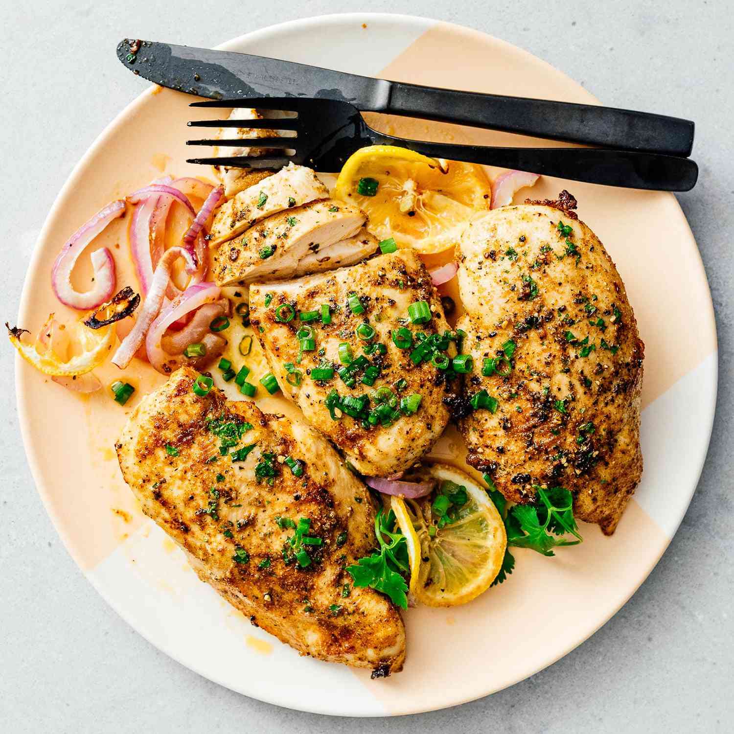 几块鸡胸肉放在盘子里